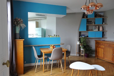Idées déco pour une salle à manger scandinave de taille moyenne avec un mur gris, parquet clair et un sol marron.