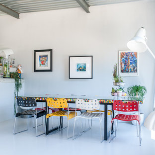 Réalisation d'une salle à manger ouverte sur le salon urbaine avec un mur blanc et un sol blanc.