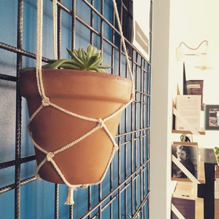 Ispirazione per una piccola sala da pranzo aperta verso il soggiorno industriale con pareti con effetto metallico e nessun camino