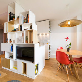 Inspiration pour une petit salle à manger design avec un mur rose, aucune cheminée, un sol marron et un sol en bois brun.