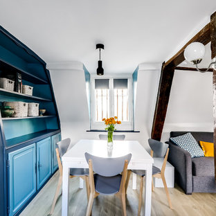 Réalisation d'une salle à manger ouverte sur le salon design de taille moyenne avec un mur bleu, un sol en vinyl et aucune cheminée.