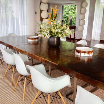 Table en mosaïque de bois et chaises design cohabitent avec élégance.