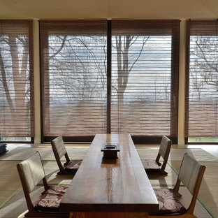 Aménagement d'une très grand salle à manger asiatique fermée avec un sol de tatami, un mur beige et un sol beige.
