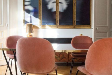 Cette image montre une grande salle à manger ouverte sur le salon minimaliste avec un mur blanc, parquet clair et un sol beige.