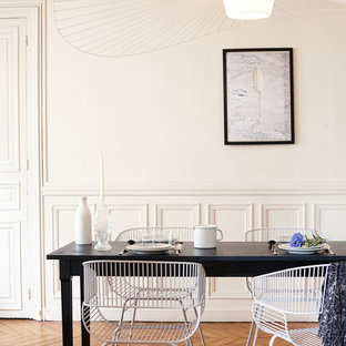 Idées déco pour une salle à manger ouverte sur le salon contemporaine de taille moyenne avec un mur blanc et un sol en bois brun.