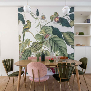 Idées déco pour une salle à manger exotique avec un mur multicolore, un sol en bois clair et aucune cheminée.