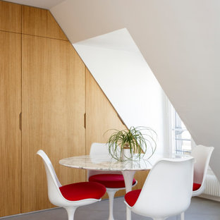 Réalisation d'une salle à manger design de taille moyenne avec un mur blanc, un sol en carrelage de porcelaine et un sol gris.