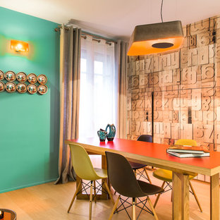 Aménagement d'une grand salle à manger contemporaine fermée avec un sol en bois clair, un mur vert et aucune cheminée.