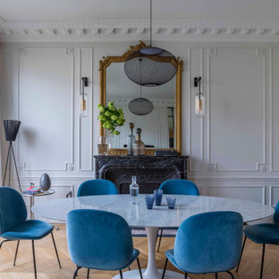 Inspiration för en mellanstor vintage matplats med öppen planlösning, med vita väggar, ljust trägolv, en standard öppen spis, en spiselkrans i sten och beiget golv