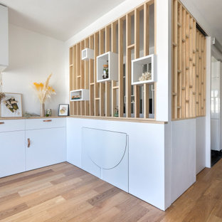 Réalisation d'une salle à manger ouverte sur le salon design avec un sol en contreplaqué.