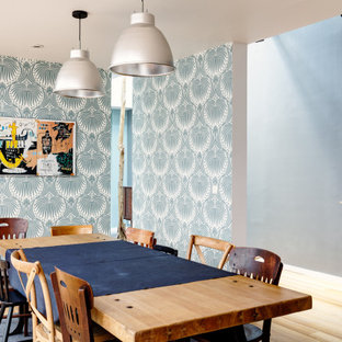 Cette image montre une salle à manger design de taille moyenne avec un mur multicolore, un sol beige et du papier peint.