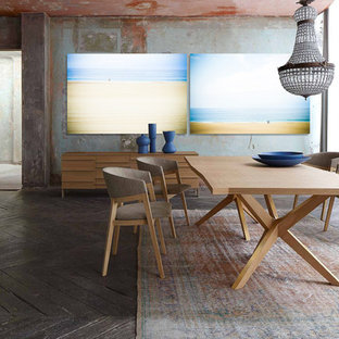 Exemple d'une grand salle à manger ouverte sur le salon tendance avec un sol en bois brun et un mur gris.