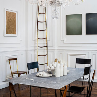 Réalisation d'une salle à manger ouverte sur le salon tradition de taille moyenne avec un mur blanc et un sol en bois foncé.