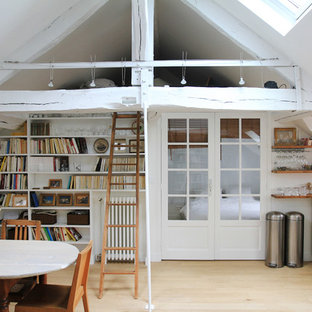Cette photo montre une petit salle à manger ouverte sur le salon scandinave avec un mur blanc et un sol en bois clair.