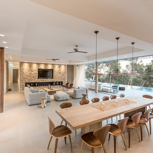 Diseño de comedor contemporáneo, extra grande, abierto, sin chimenea, con paredes blancas, suelo de baldosas de cerámica y suelo gris