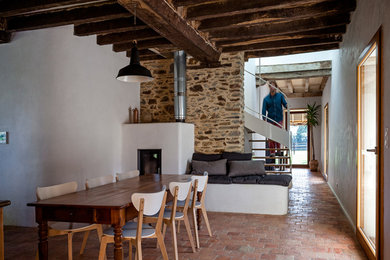 Foto de comedor de estilo de casa de campo de tamaño medio con paredes blancas, suelo de baldosas de terracota y estufa de leña