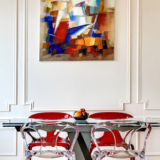 Idée de décoration pour une salle à manger design avec un mur blanc, un sol en bois clair et un sol beige.