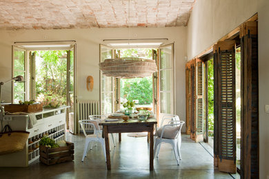 Источник вдохновения для домашнего уюта: большая кухня-столовая в стиле кантри с бежевыми стенами и бетонным полом