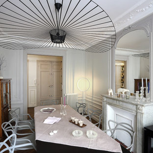 Réalisation d'une salle à manger tradition fermée et de taille moyenne avec un mur gris.