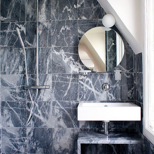 Réalisation d'une petit salle d'eau design avec une douche à l'italienne, un carrelage gris, un carrelage de pierre, un mur gris, un sol en marbre et un lavabo suspendu.