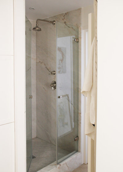 Klassisch modern Badezimmer by Kasha Paris