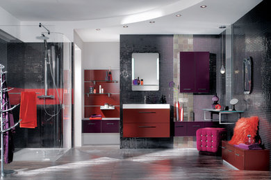 Idée de décoration pour une grande salle d'eau minimaliste avec une douche à l'italienne, un carrelage gris, mosaïque, un mur multicolore, un sol en carrelage de céramique et un plan de toilette en verre.