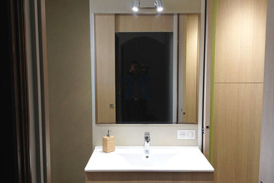 Cette image montre une petite salle de bain bohème avec une douche à l'italienne, un sol en carrelage de céramique, un plan vasque et un sol gris.