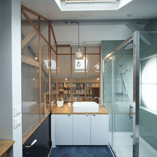 Réalisation d'une salle d'eau design avec un sol bleu.