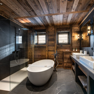 Idée de décoration pour une salle de bain chalet avec meuble double vasque.