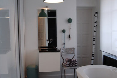 Modern inredning av ett en-suite badrum, med granitbänkskiva