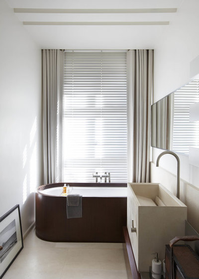 Scandinavian Bathroom by Bismut & Bismut Architectes