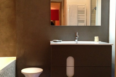 Inspiration for a modern bathroom in Marseille.