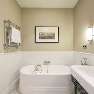 Idée de décoration pour une salle de bain principale design de taille moyenne avec une baignoire indépendante, un carrelage beige, un carrelage blanc, un mur beige, un sol en carrelage de céramique et un lavabo intégré.