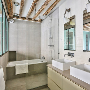 Exemple d'une salle de bain principale scandinave de taille moyenne avec un placard à porte plane, des portes de placard jaunes, une baignoire en alcôve, un espace douche bain, un carrelage gris, une vasque, un sol gris, aucune cabine et un plan de toilette beige.