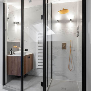 Aménagement d'une petit salle d'eau contemporaine avec un placard à porte plane, des portes de placard en bois brun, un carrelage blanc, un mur blanc, une vasque, un sol gris et un plan de toilette blanc.