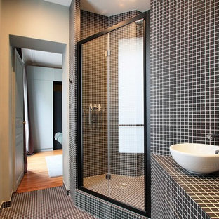 Idée de décoration pour une salle de bain design de taille moyenne avec une vasque, un plan de toilette en carrelage, un carrelage noir, carrelage en mosaïque, un mur noir et un sol en carrelage de terre cuite.