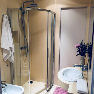 Exemple d'une petit douche en alcôve chic pour enfant avec un WC suspendu, un carrelage blanc, un mur jaune, béton au sol, un lavabo encastré, un plan de toilette en béton, un sol jaune, une cabine de douche à porte coulissante et un plan de toilette blanc.