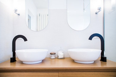 Inspiration pour une salle de bain principale design en bois brun de taille moyenne avec un carrelage blanc, mosaïque, un mur blanc, une vasque et un plan de toilette en bois.