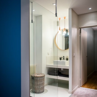 Idées déco pour une petit salle d'eau contemporaine avec une vasque, une douche d'angle, un mur blanc, un placard sans porte et des portes de placard blanches.