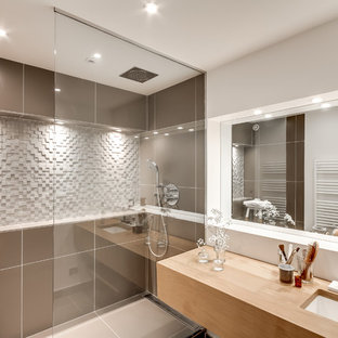 Exemple d'une salle d'eau scandinave de taille moyenne avec un carrelage marron, une douche à l'italienne, un mur gris et un lavabo encastré.