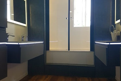 Idées déco pour une petite douche en alcôve principale contemporaine avec des portes de placard grises, une baignoire en alcôve, des carreaux de céramique, un mur blanc, un sol en vinyl, un plan vasque et un plan de toilette en verre.