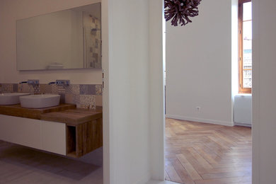 Diseño de cuarto de baño principal contemporáneo de tamaño medio con armarios con rebordes decorativos