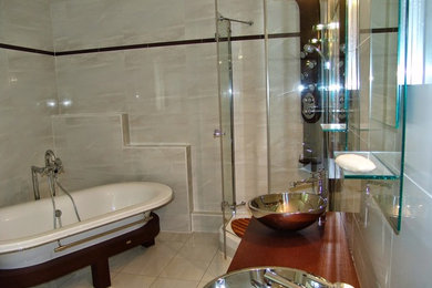 パリにあるモダンスタイルのおしゃれな浴室の写真