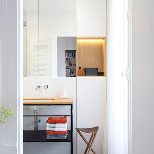 Idées déco pour une salle de bain contemporaine avec un placard à porte plane, des portes de placard blanches, un mur blanc, un sol en carreaux de ciment, un lavabo encastré et un sol gris.