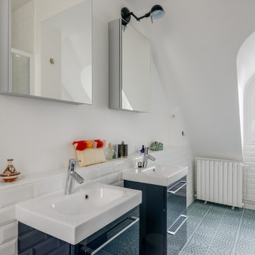 Au sol de la salle de bain, modèle de carreaux de ciment Eventail, design Mini L