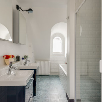 Au sol de la salle de bain, modèle de carreaux de ciment Eventail, design Mini L