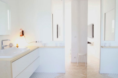 パリにあるコンテンポラリースタイルのおしゃれな浴室の写真