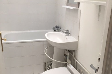 Imagen de cuarto de baño principal moderno pequeño con ducha a ras de suelo, sanitario de pared, baldosas y/o azulejos de cerámica, suelo de baldosas de cerámica y lavabo encastrado