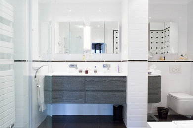 Idées déco pour une salle de bain contemporaine avec un carrelage blanc.