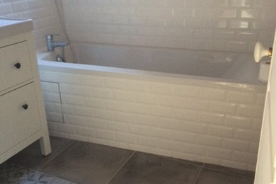 Aménagement d'une salle de bain contemporaine avec un mur blanc.